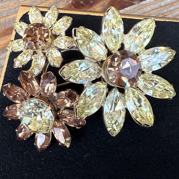Vintage REGENCY Unmarked Bold Jonquil Topaz Cluster Rhinestone Flower Brooch - Picture 3 of 14
